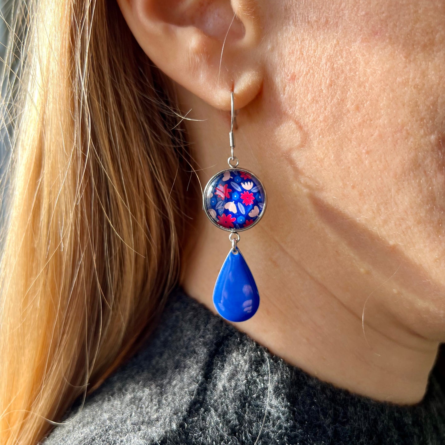 Boucles d'Oreilles fleurs rouges sur fond bleu, émail Bleu
