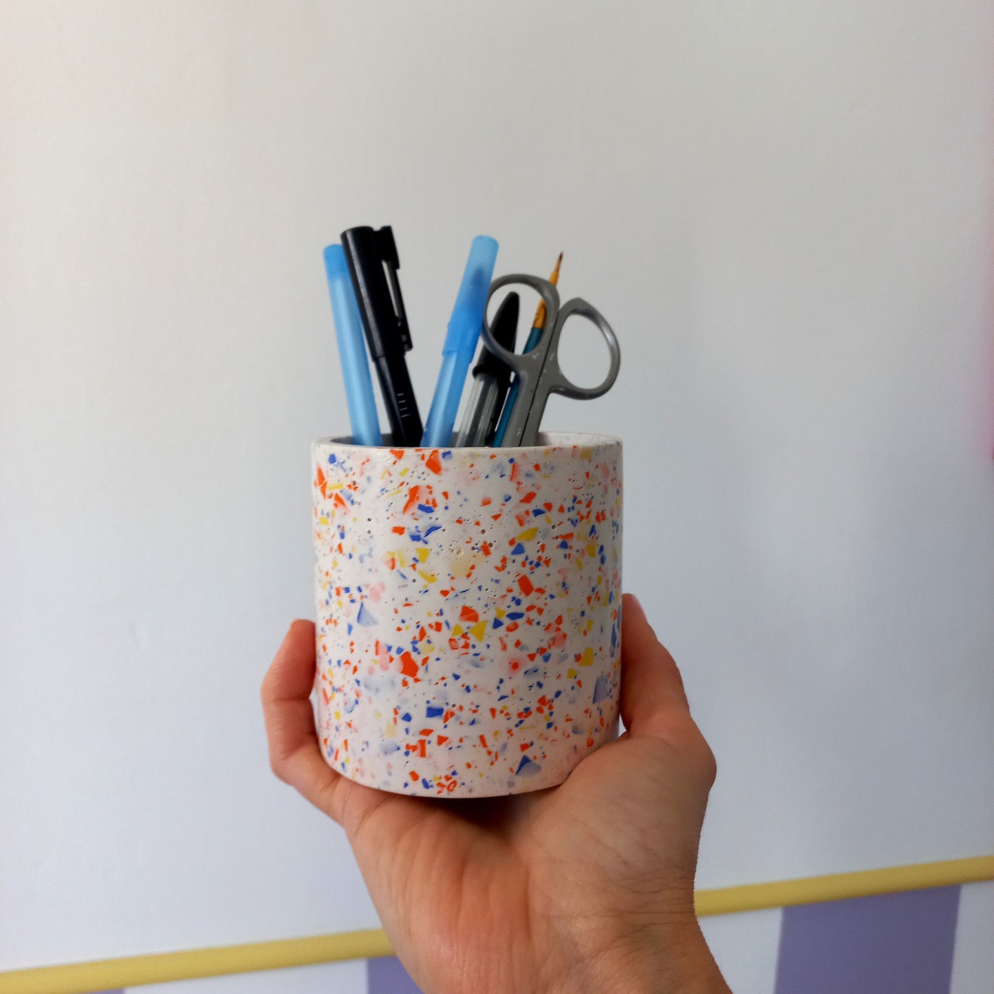 Pot à crayons en jesmonite orange jaune et bleu