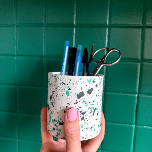 Pot à crayons en jesmonite noir et vert