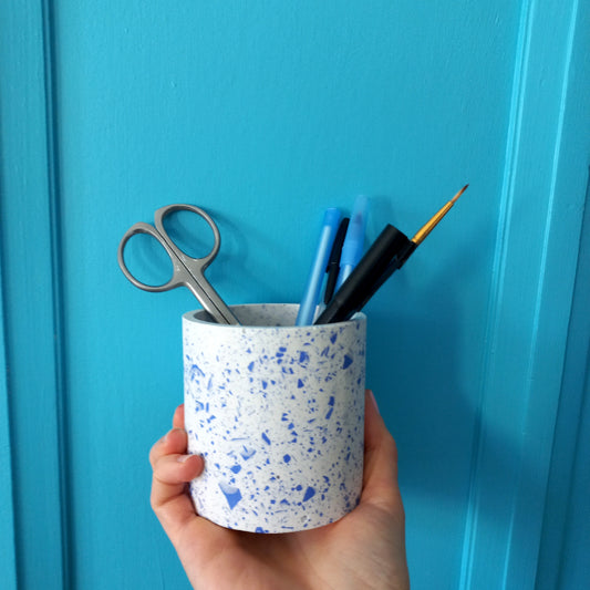 Pot à crayons en jesmonite bleue
