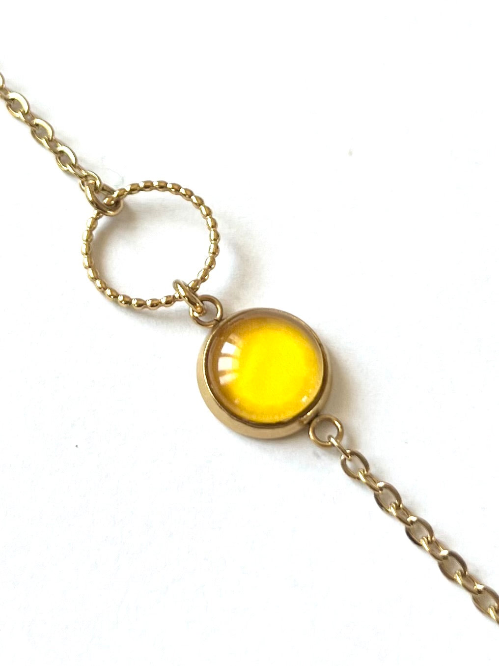 Bracelet fin jaune, anneau ciselé, finition dorée ou argentée