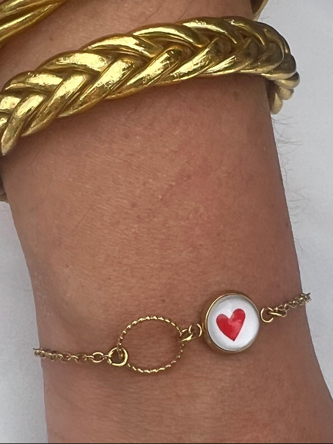 Bracelet fin coeur Rouge, anneau ciselé, finition dorée ou argentée