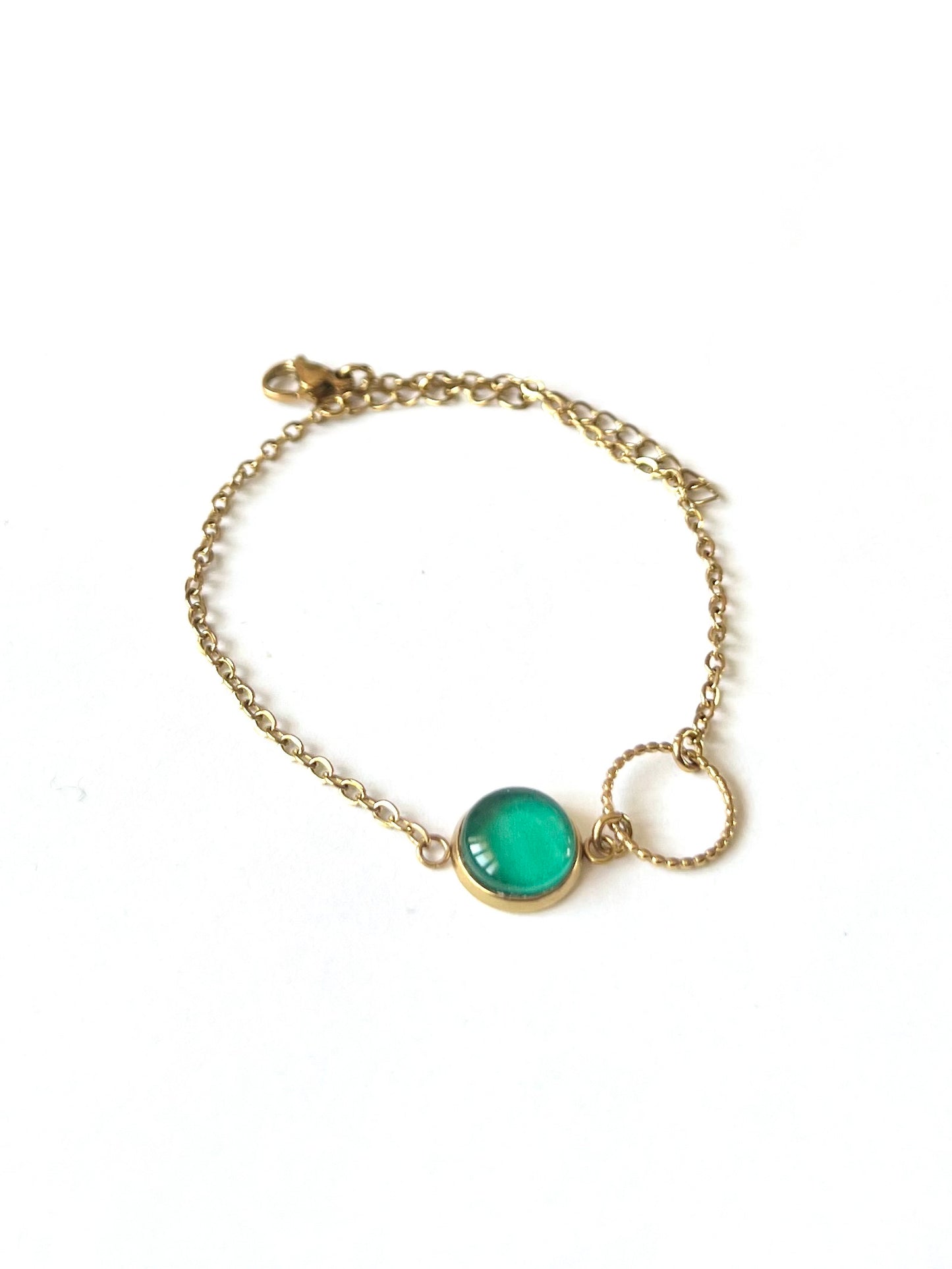 Bracelet fin vert émeraude, anneau ciselé, finition dorée ou argentée
