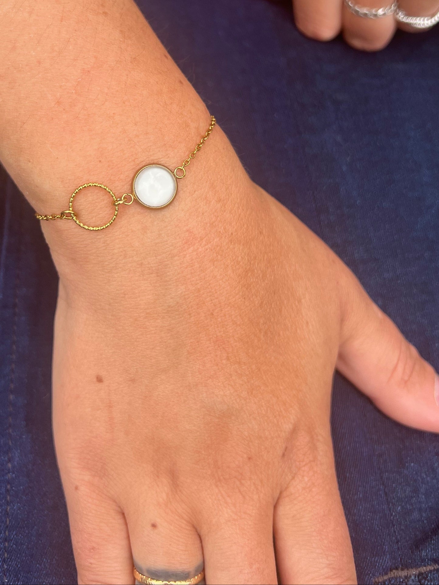 Bracelet fin beige, anneau ciselé, finition dorée ou argentée