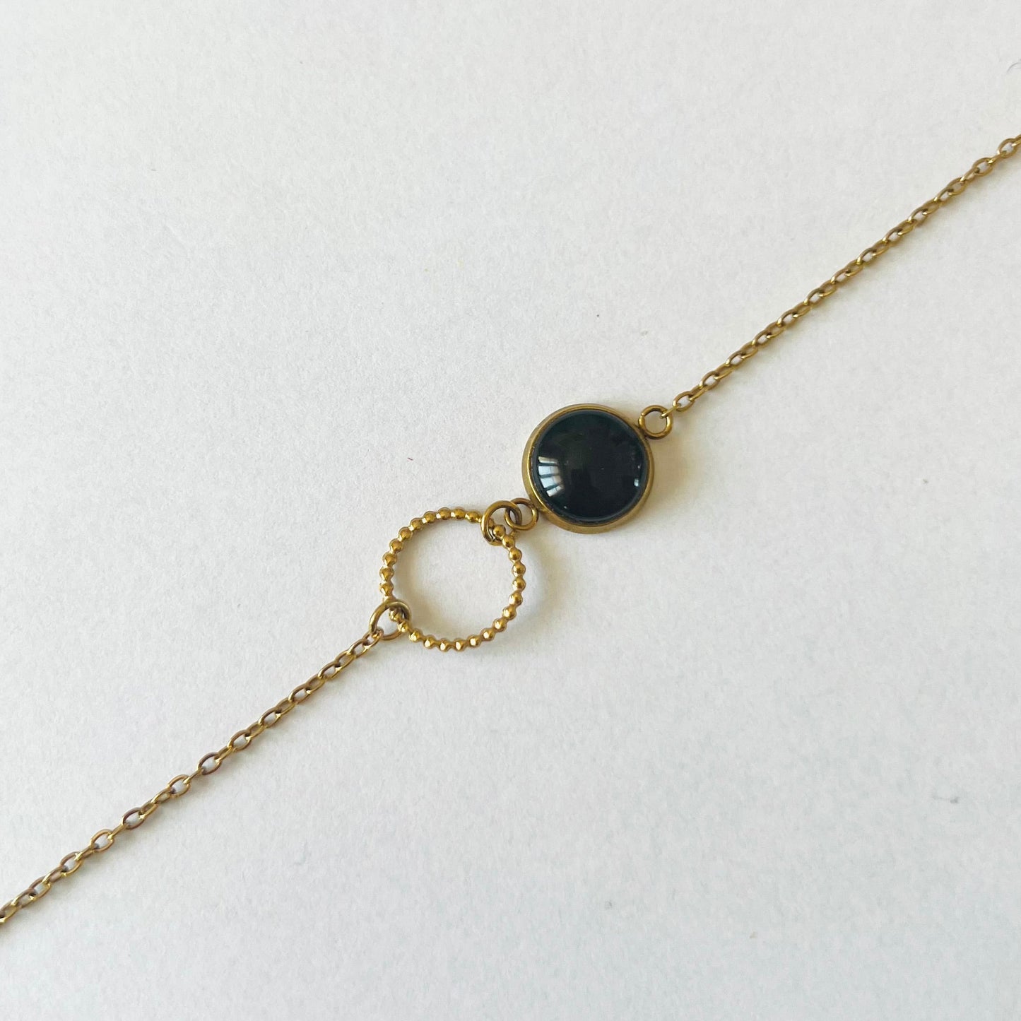Bracelet fin noir, anneau ciselé, finition dorée ou argentée