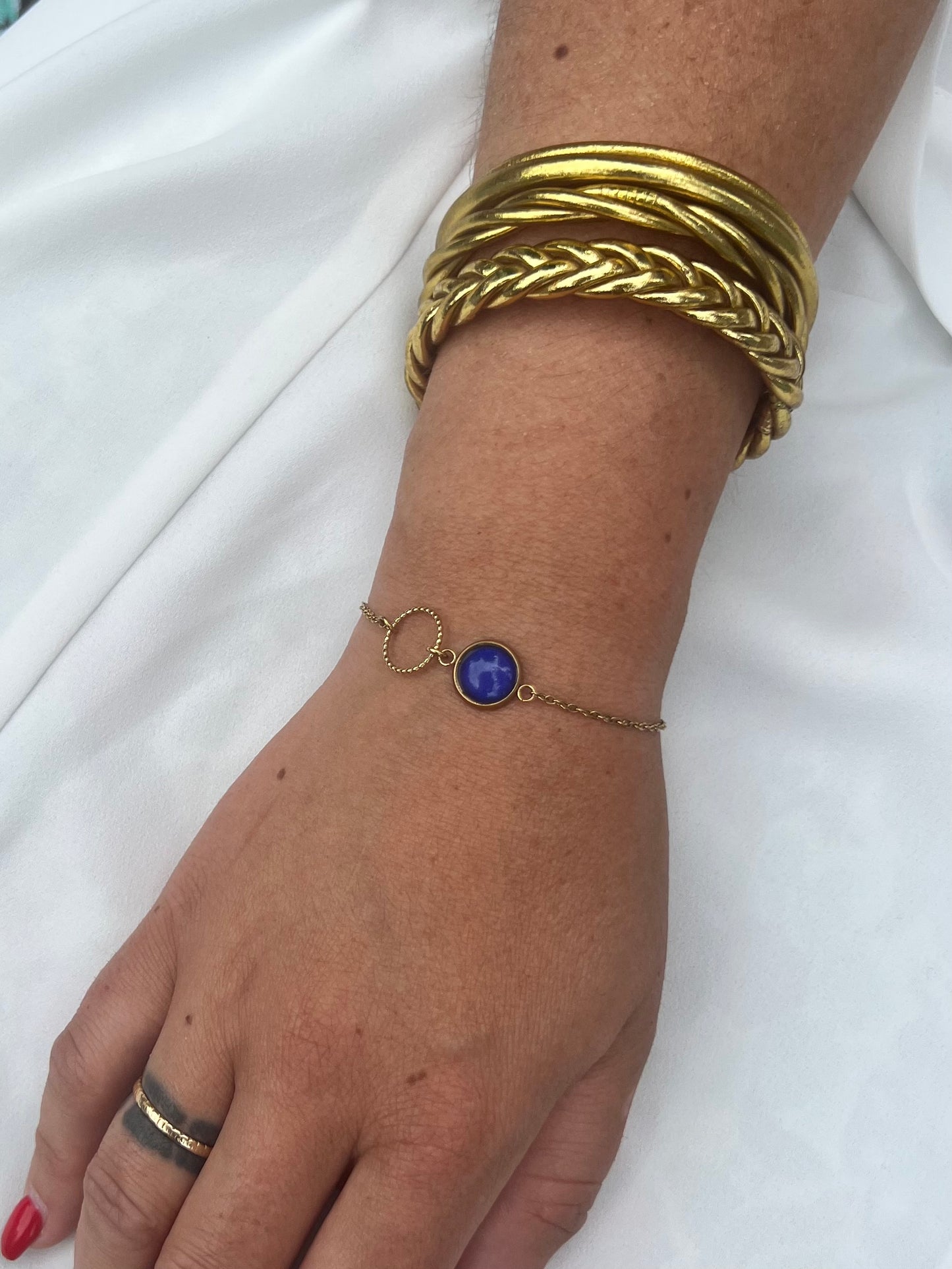 Bracelet fin bleu, anneau ciselé, finition dorée ou argentée