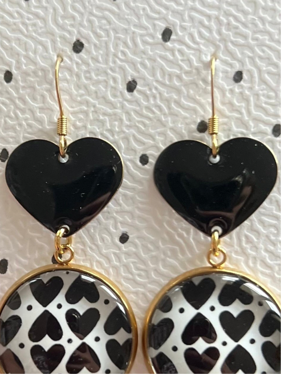 BOUCLES D'OREILLES PENDANTES coeurs noirs et blancs finition dorée ou argentée