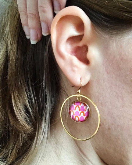 Boucles d'oreilles créoles dorées géométrique rose et orange