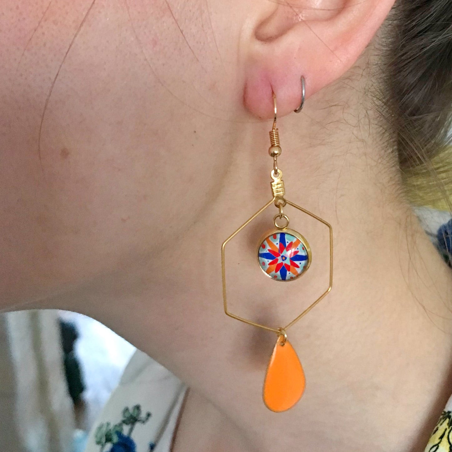 Boucles d'oreilles acier inoxydable doré, Boucles hexagones motif géométrique coloré émail orange ou bleu