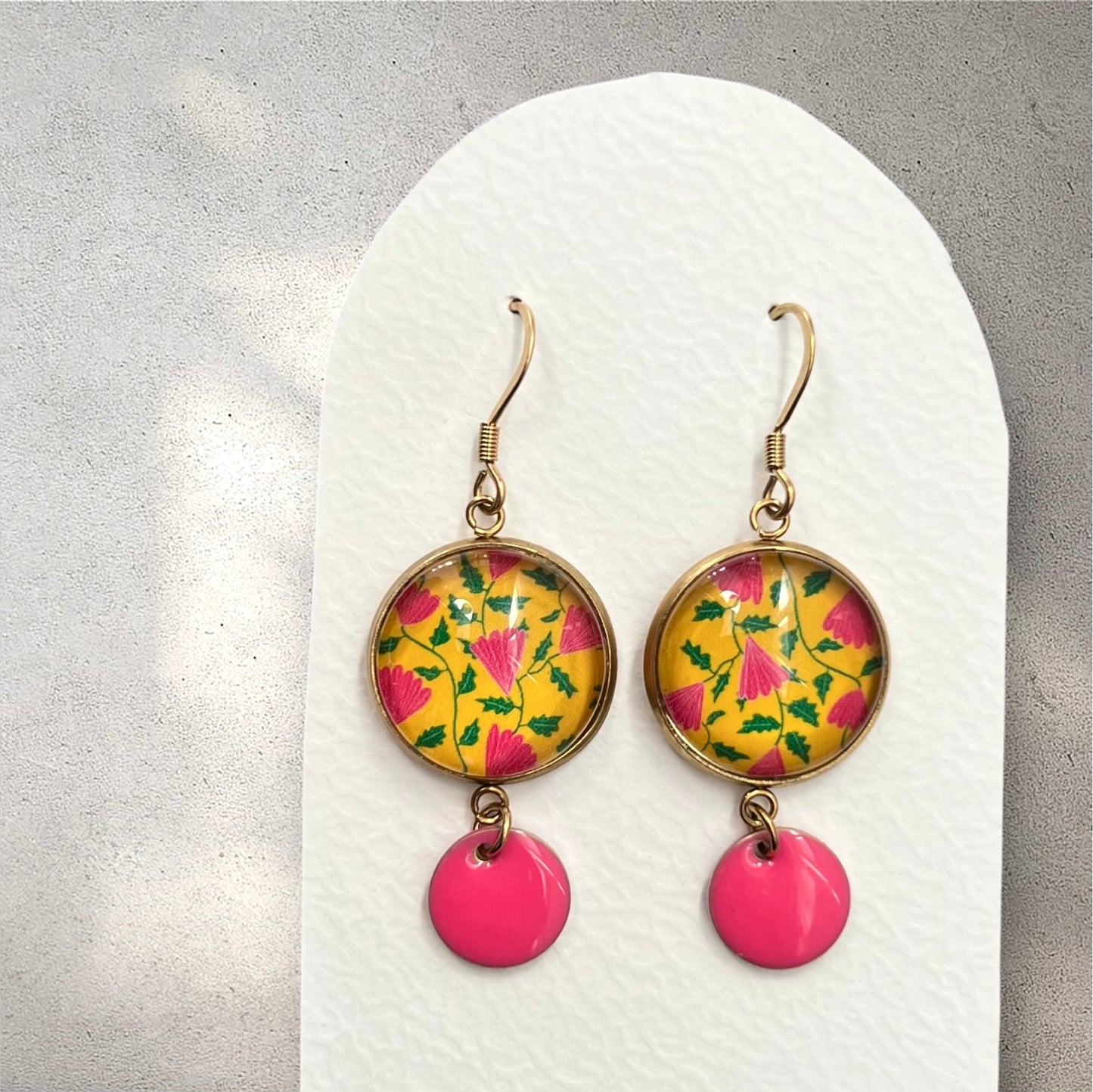 Boucles d'Oreilles Petites Fleurs Roses sur fond Jaune