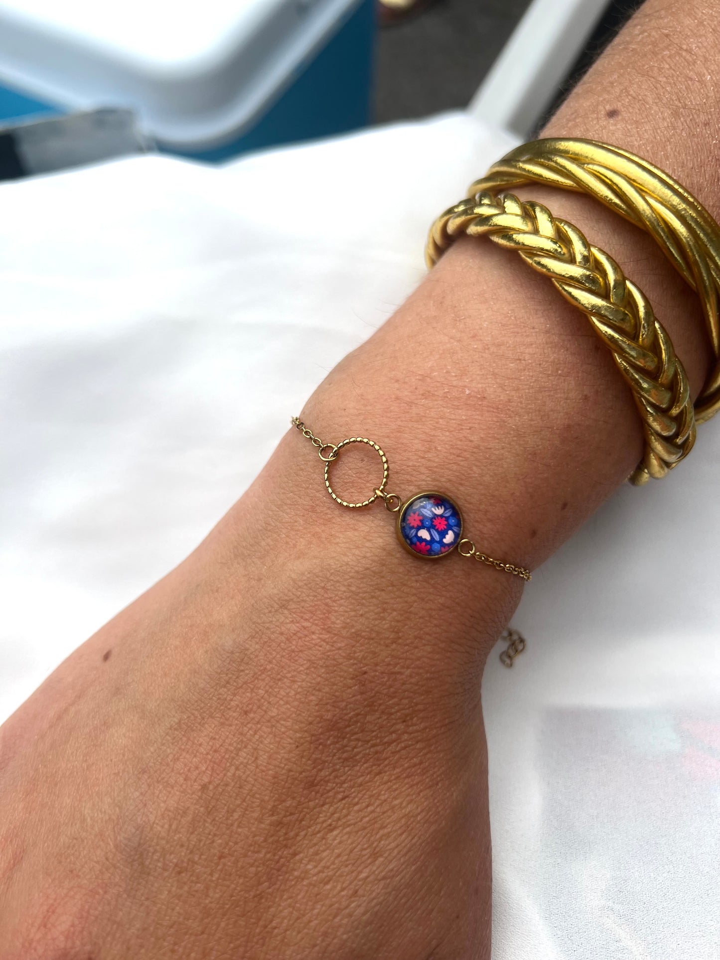 Bracelet fin fleurs rouges et bleues, anneau ciselé, finition dorée ou argentée