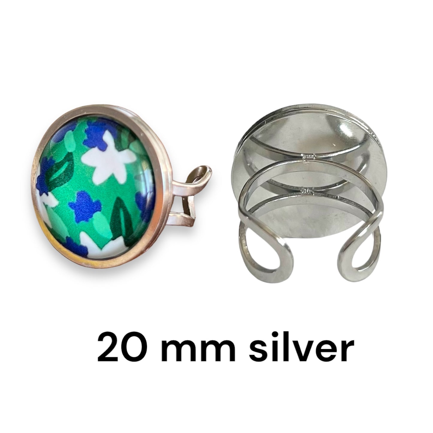 Bague dorée Fleurs bleues et blanches fond vert