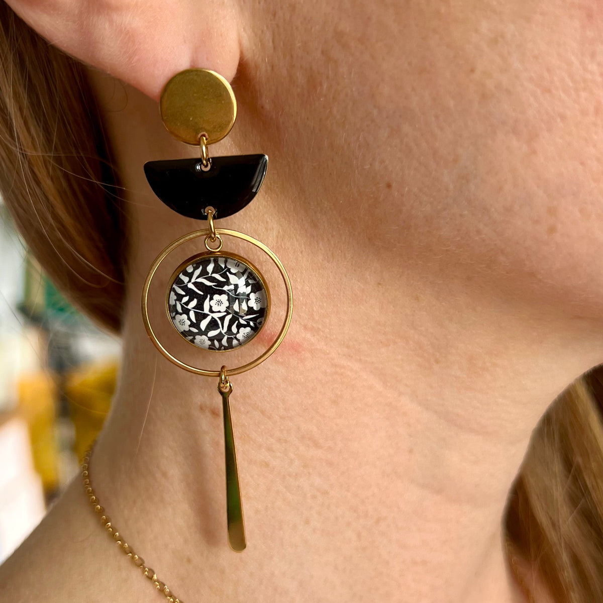 Longues boucles d'oreilles asymétriques fleurs noires et blanches
