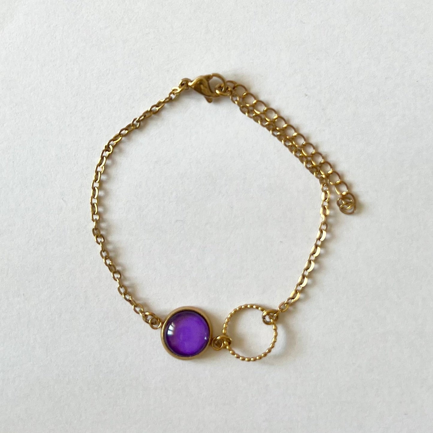 Bracelet fin violet, anneau ciselé, finition dorée ou argentée