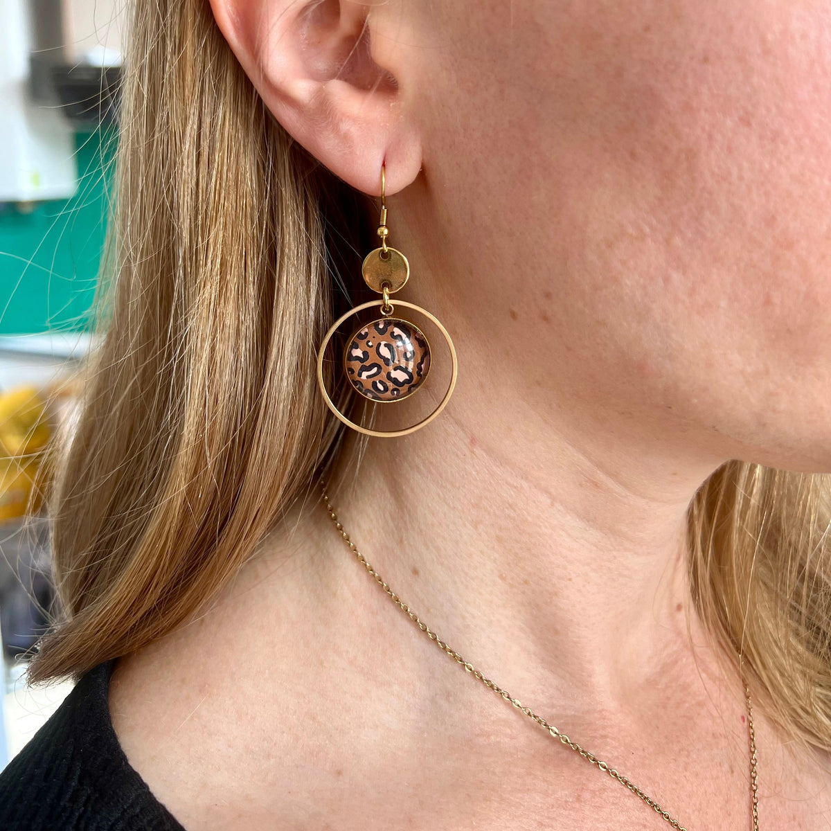 Boucles d'oreilles créoles motif léopard marron