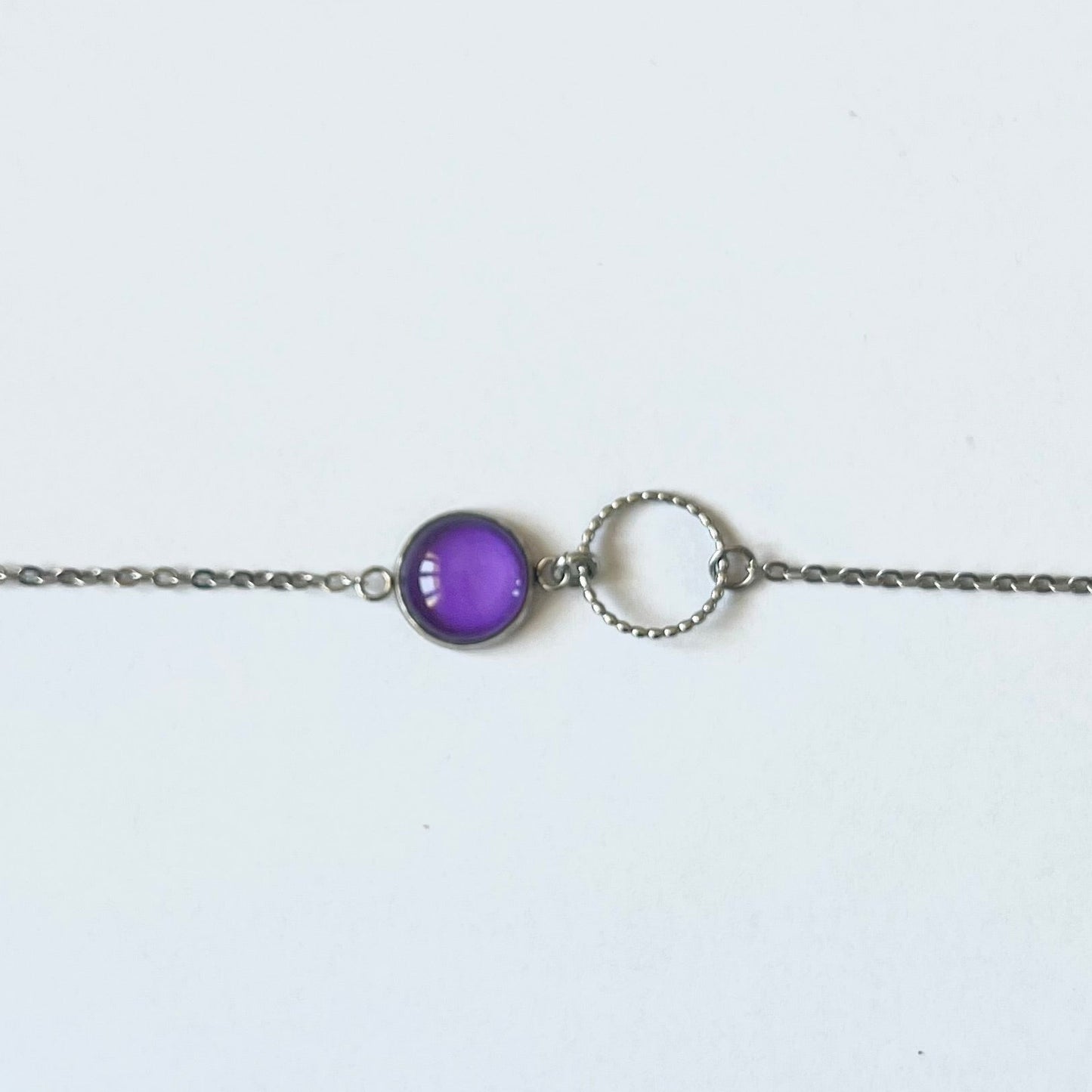 Bracelet fin violet, anneau ciselé, finition dorée ou argentée