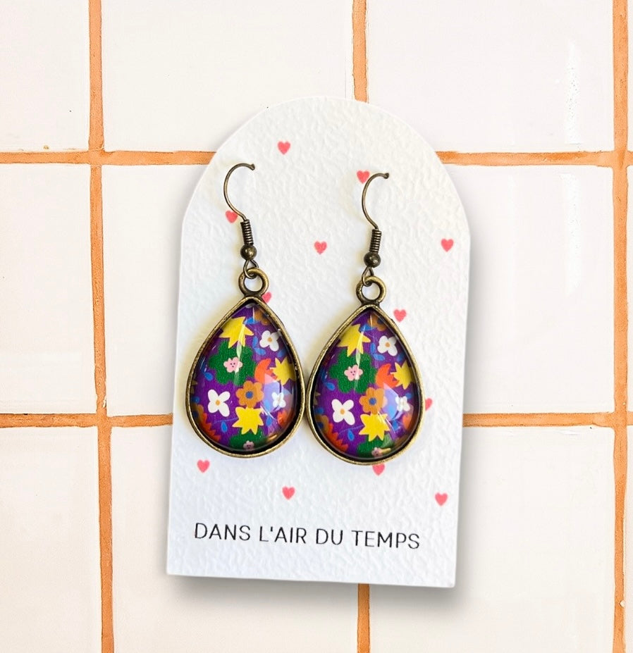 Boucles d'Oreilles Gouttes fleurs multicolores fond violet