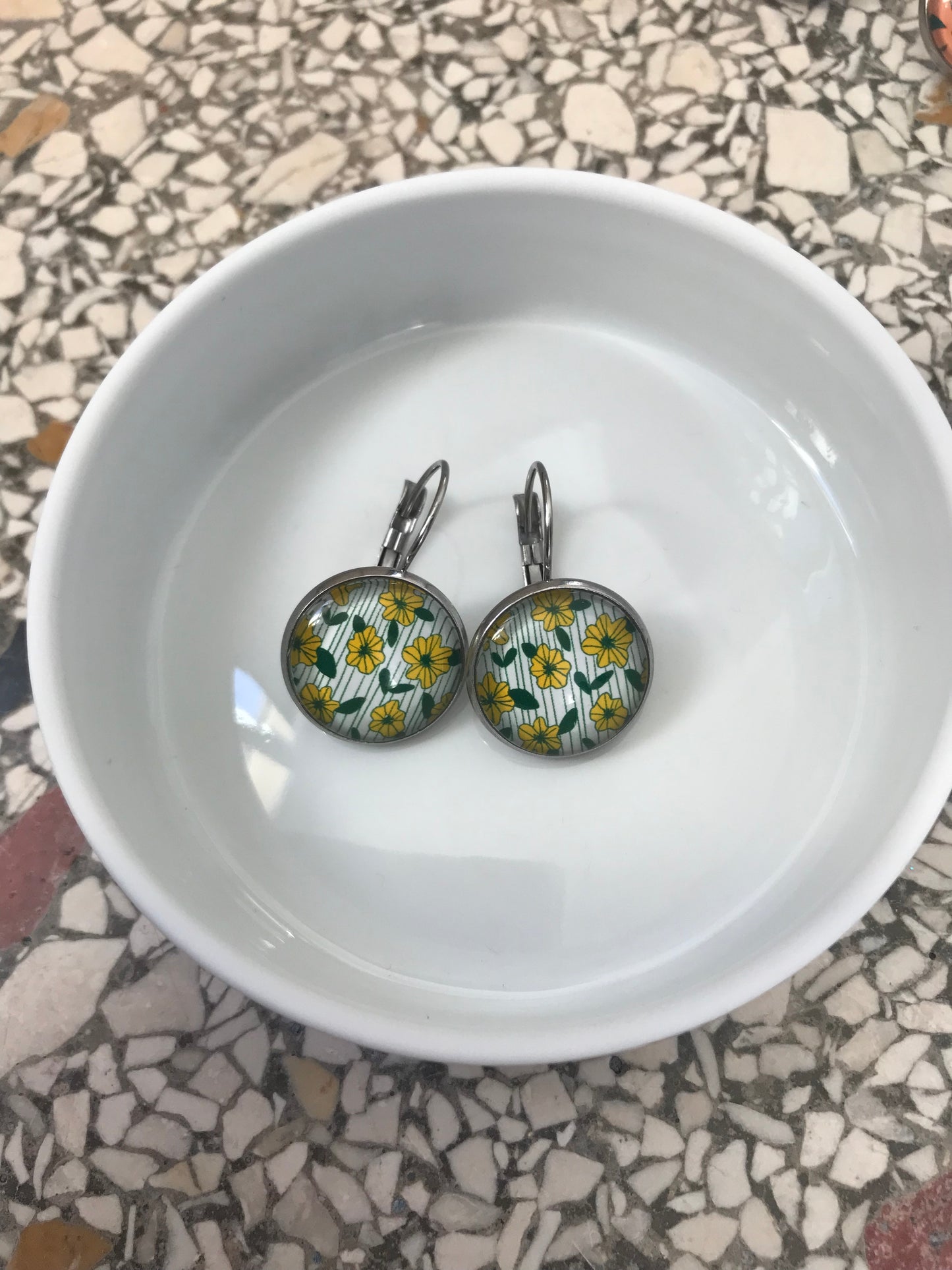 Boucles d'Oreilles Dormeuses Fleurs Jaune