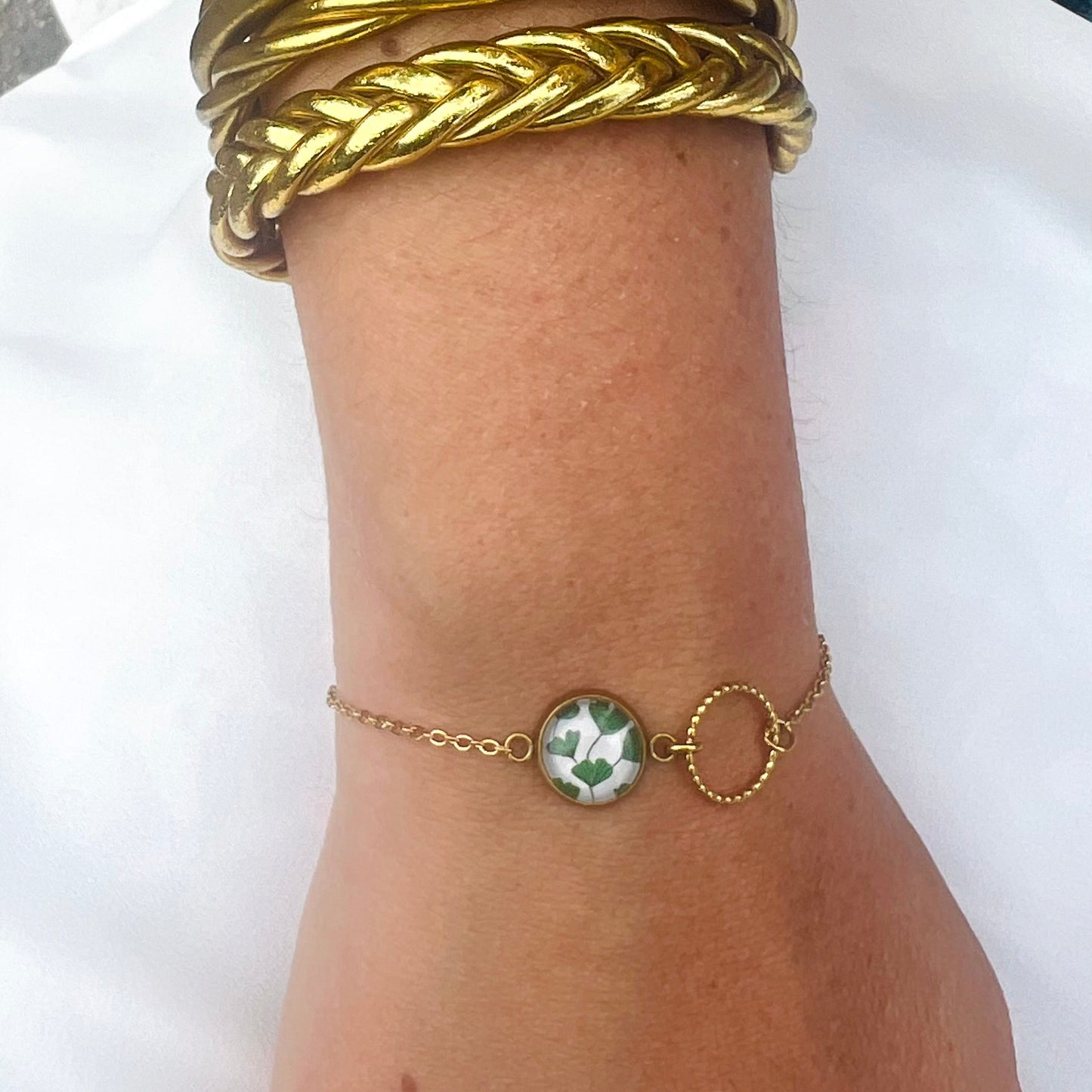 Bracelet fin ginkgo vert, anneau ciselé, finition dorée ou argentée