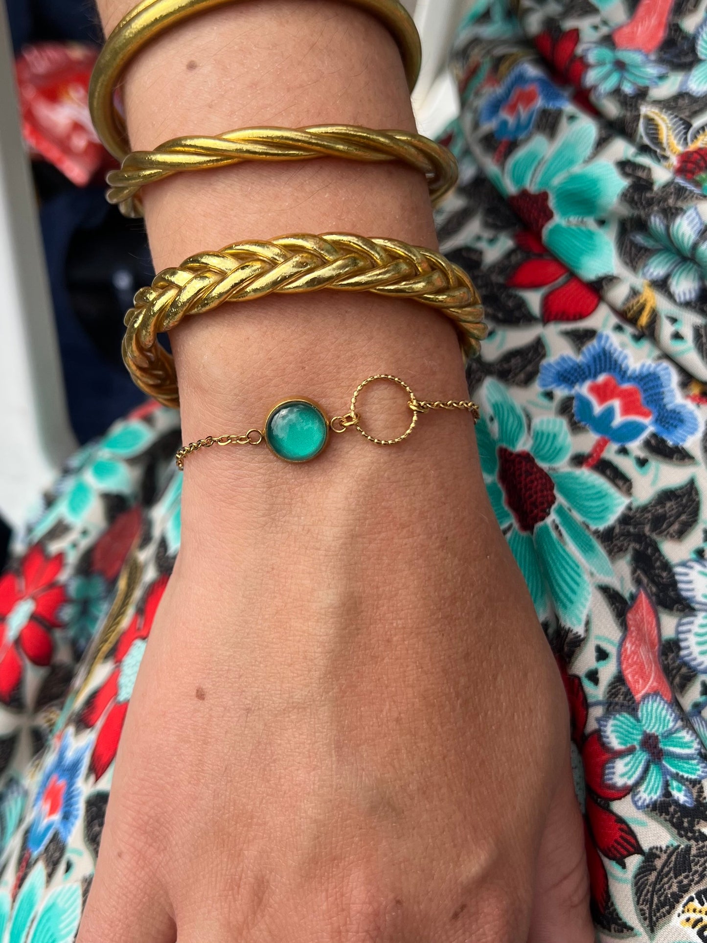 Bracelet fin vert émeraude, anneau ciselé, finition dorée ou argentée