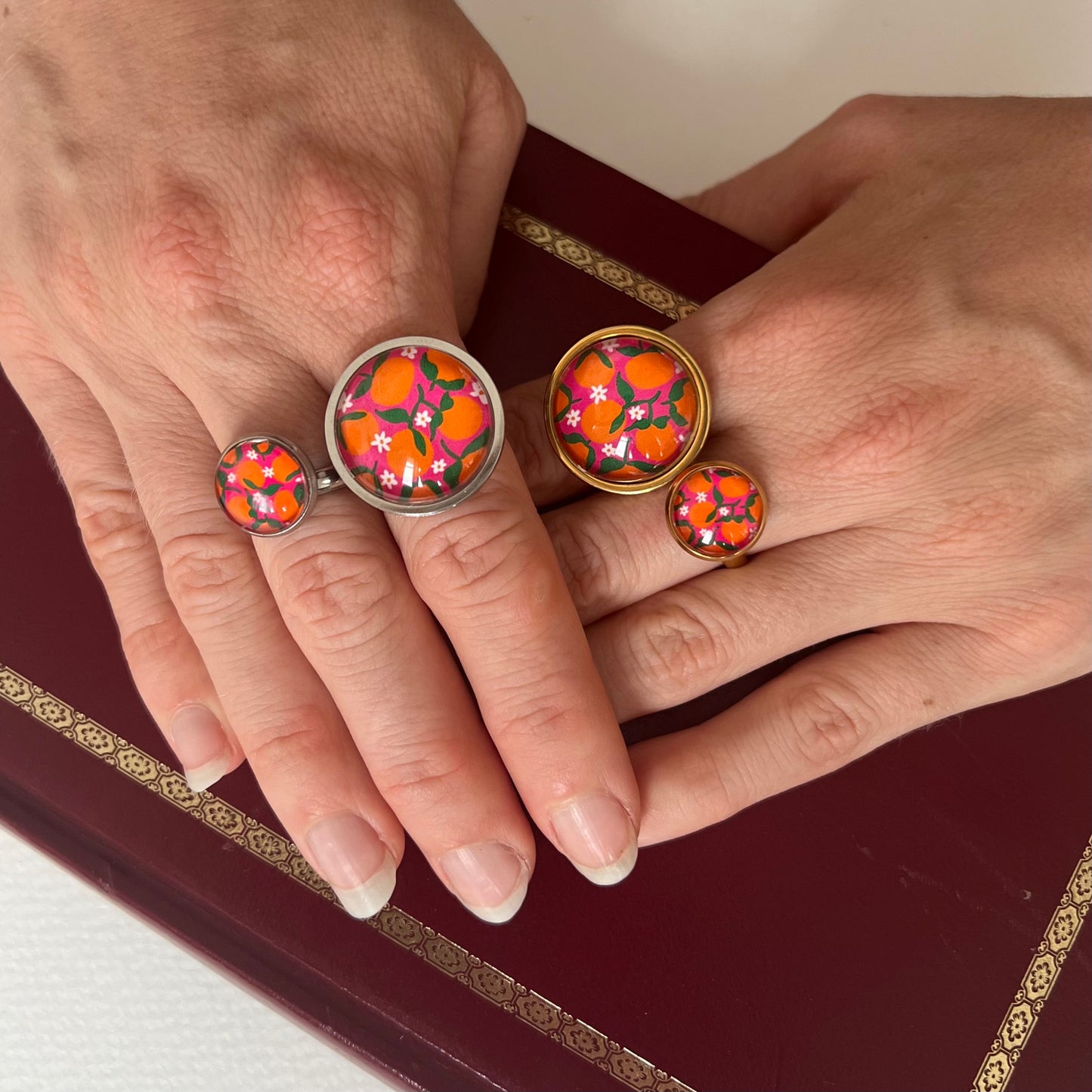 Bague dorée Oranges sur fond rose