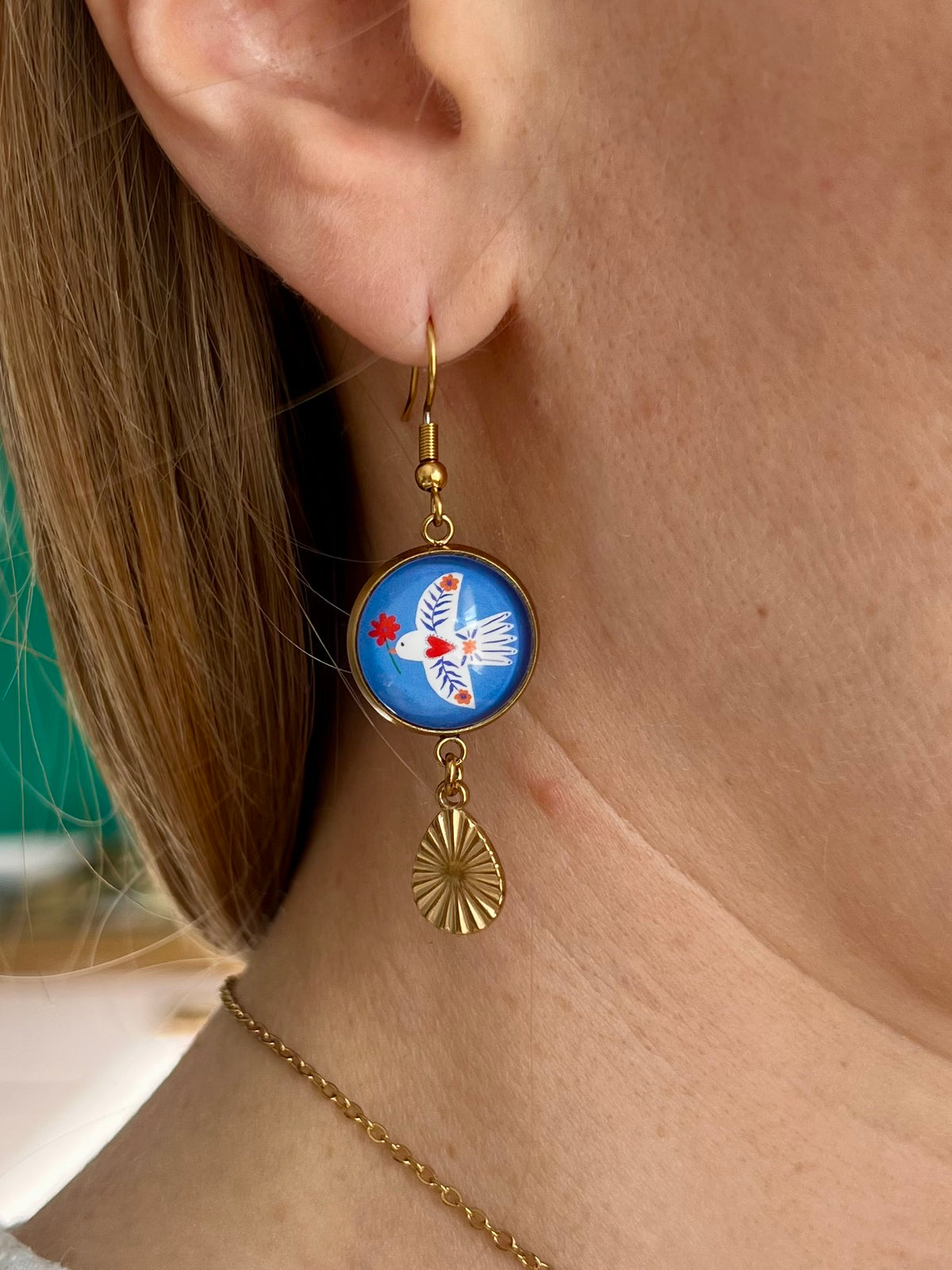Boucles d'oreilles oiseaux blancs sur fond bleu