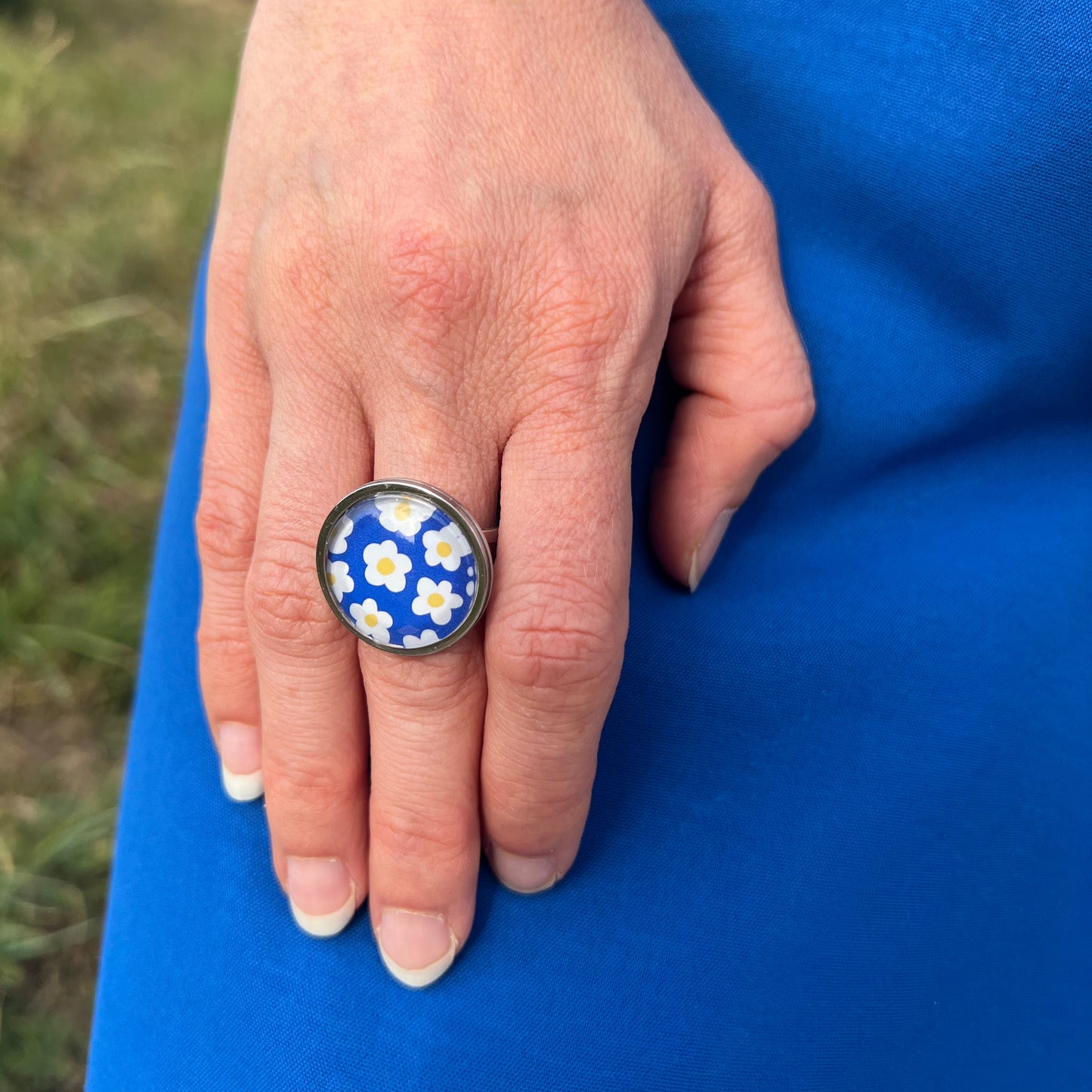 Bague Fleurs Blanches rétro fond bleu