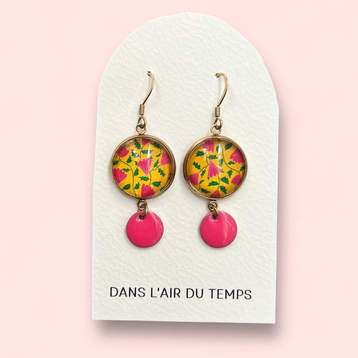 Boucles d'Oreilles Petites Fleurs Roses sur fond Jaune