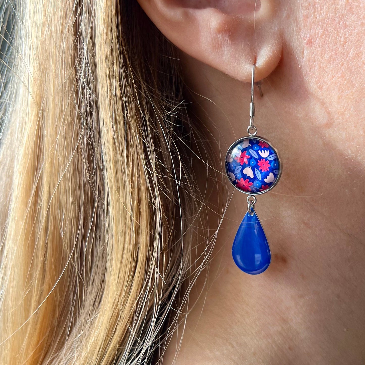 Boucles d'Oreilles fleurs rouges sur fond bleu, émail Bleu