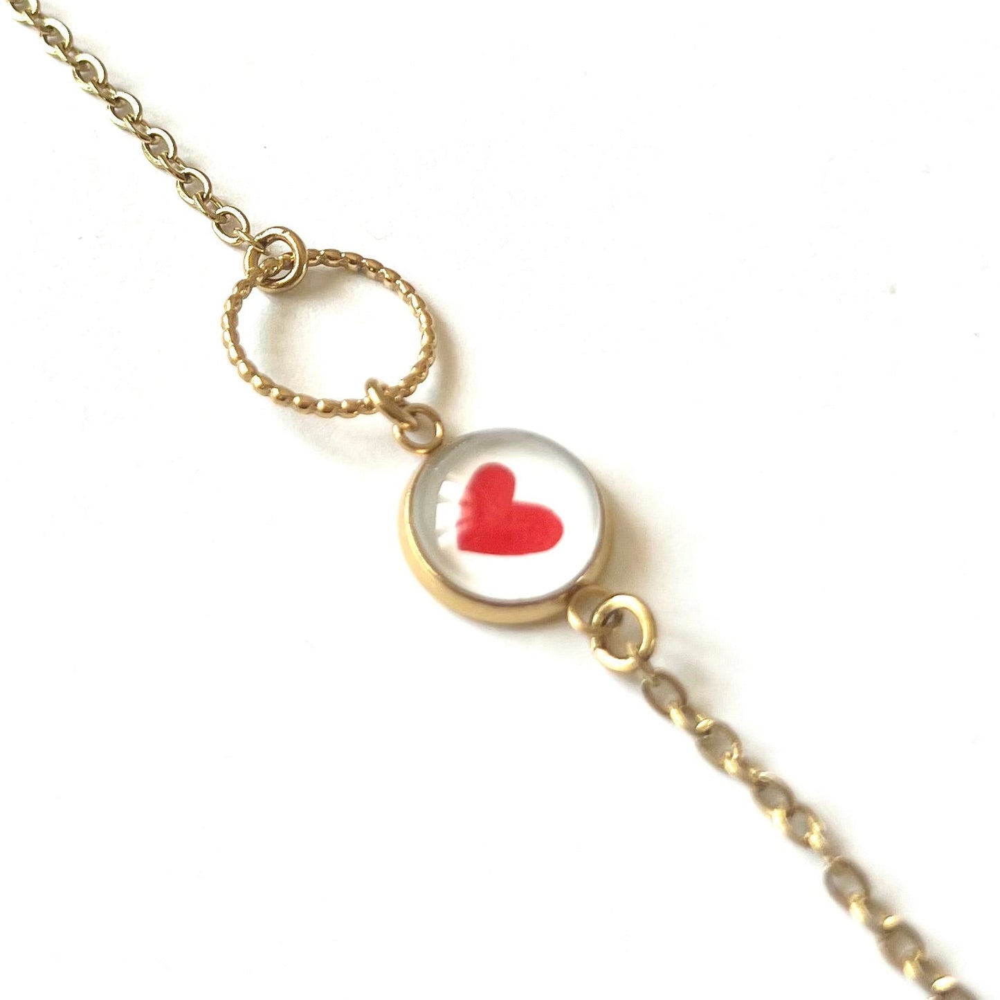 Bracelet fin coeur Rouge, anneau ciselé, finition dorée ou argentée