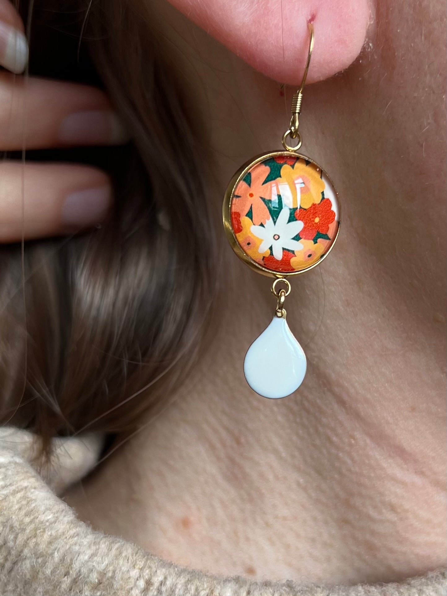 BOUCLES D'OREILLES pendantes fleurs oranges fond vert, émail blanc, finition dorée ou argentée