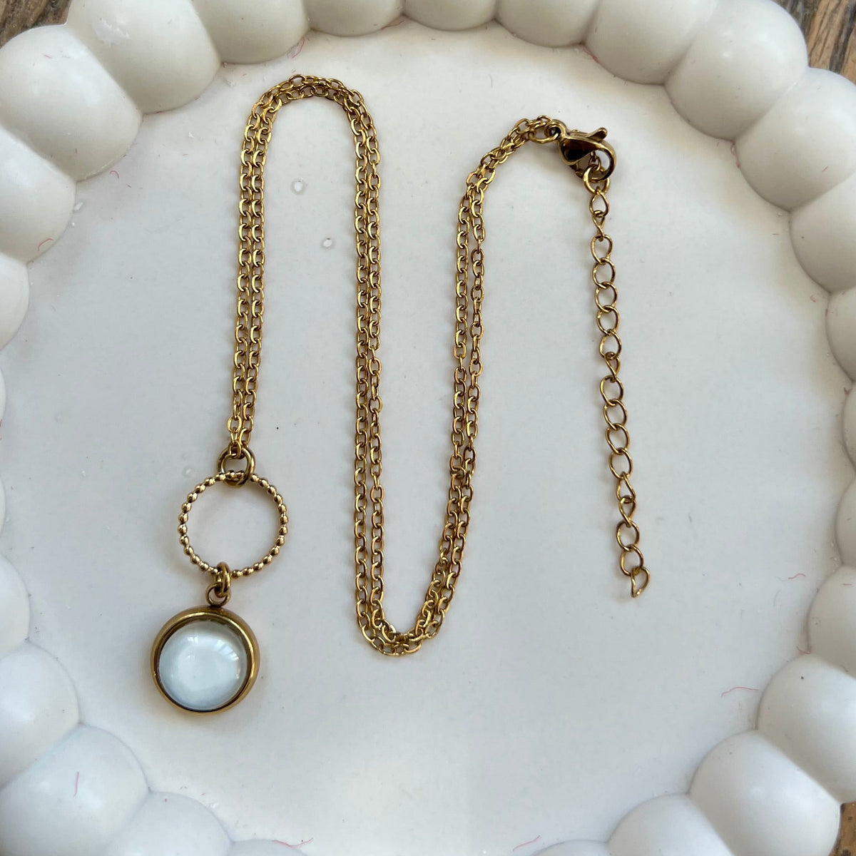 Collier beige simple et intemporel
