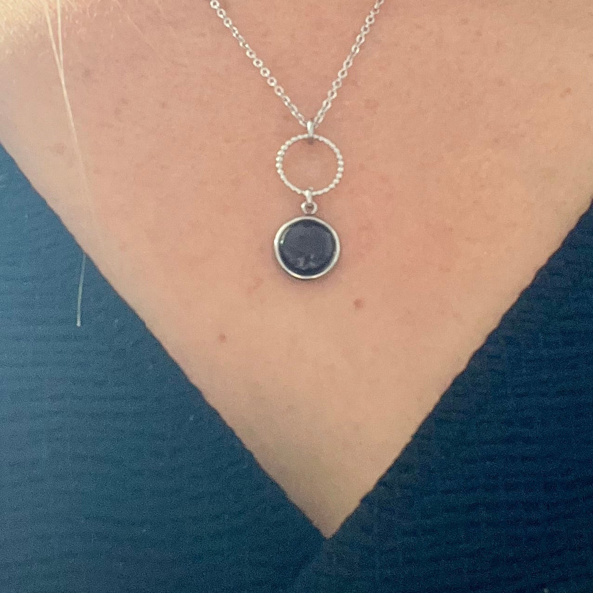 Collier noir chic et intemporel