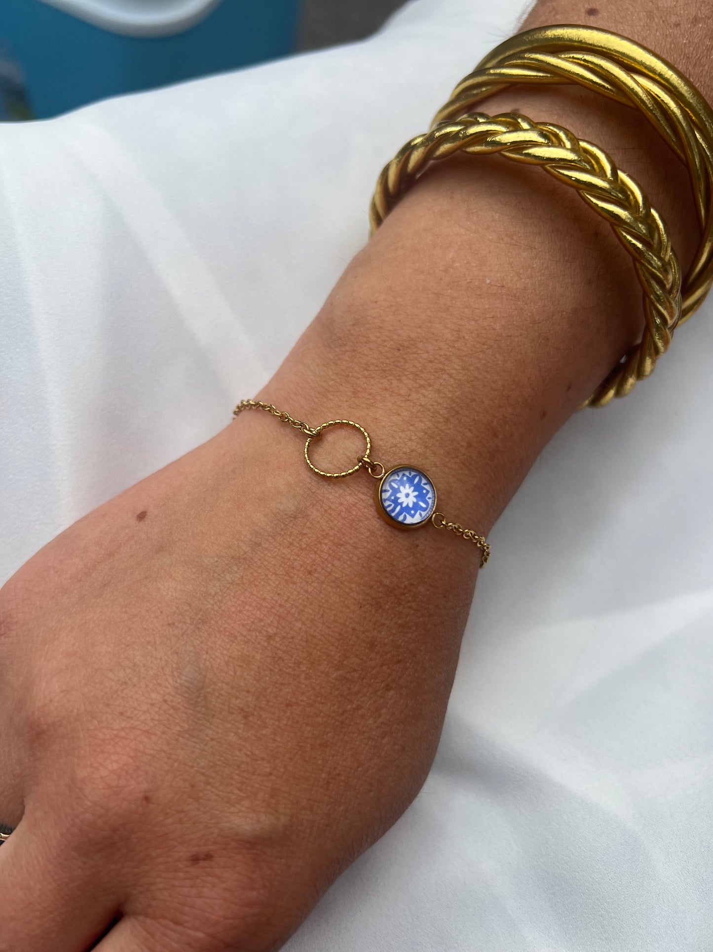 Bracelet fin mosaïque bleue, anneau ciselé, finition dorée ou argentée
