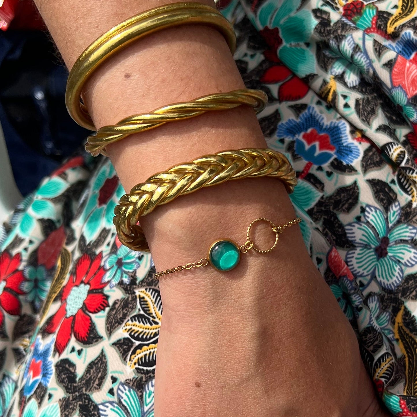 Bracelet fin vert émeraude, anneau ciselé, finition dorée ou argentée