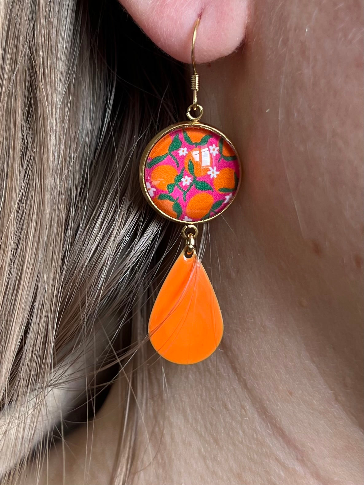 BOUCLES D'OREILLES pendantes oranges sur fond rose, émail orange