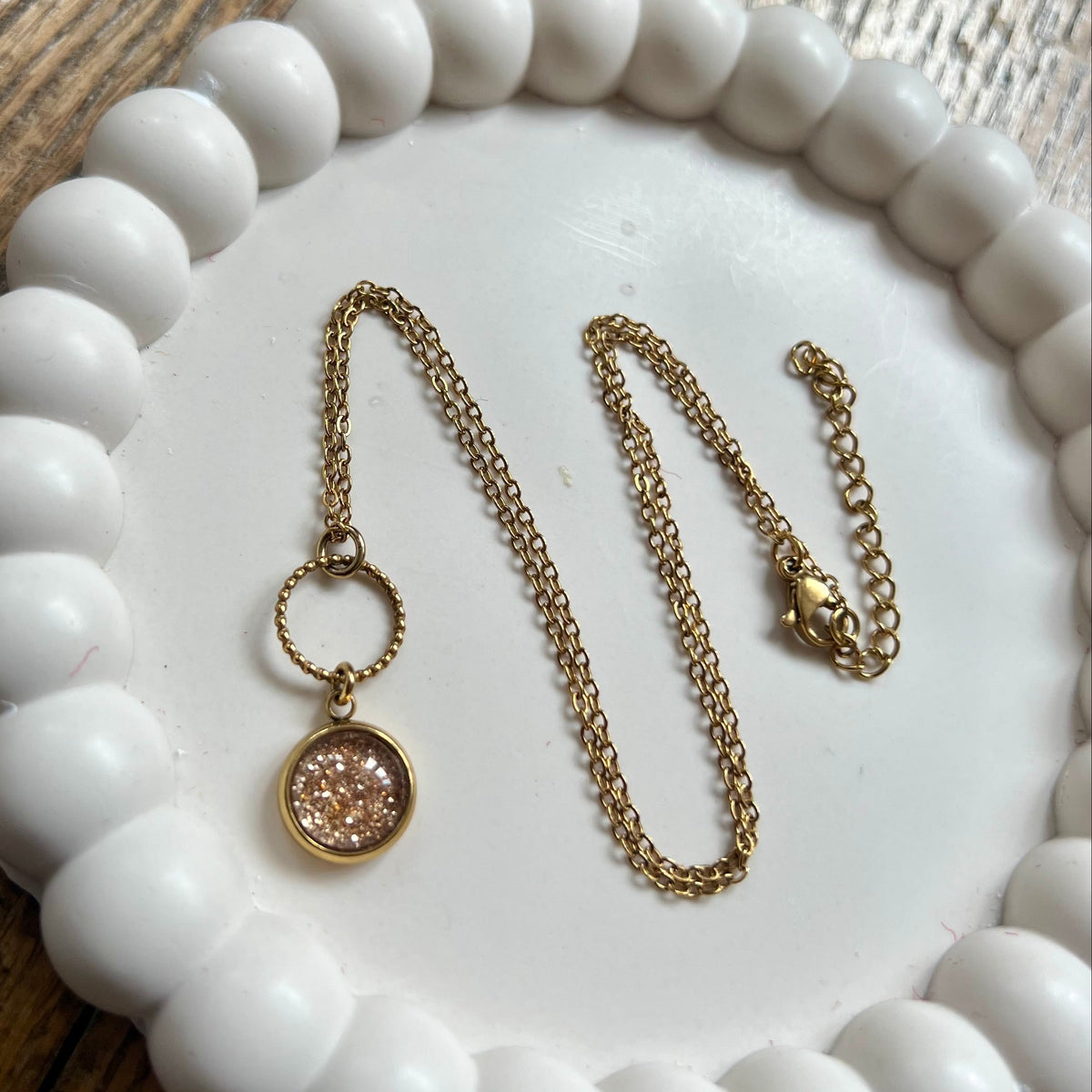 Collier fin paillettes dorées