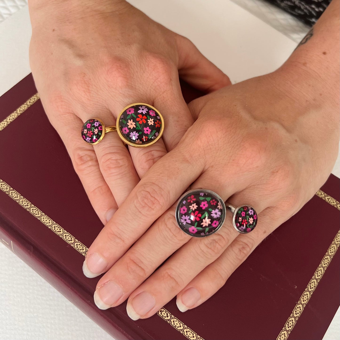 Bague dorée Fleurs roses et rouges sur fond noir