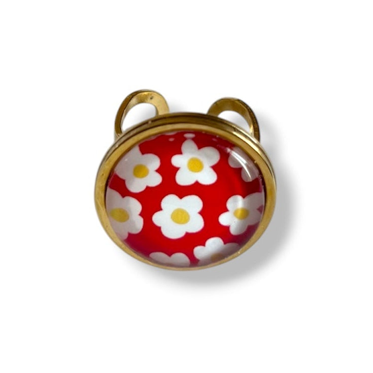 Bague Fleurs Blanches rétro fond rouge