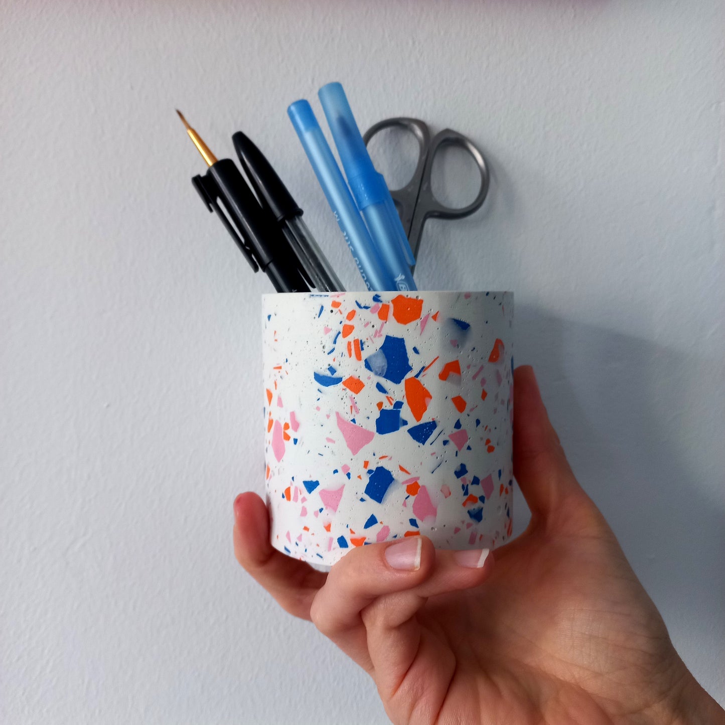 Pot à crayons en jesmonite orange rose et bleu