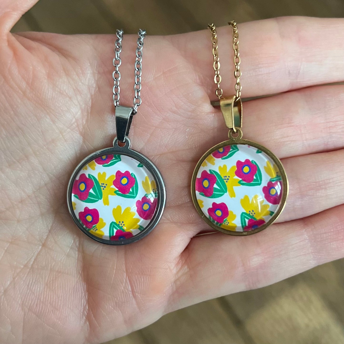 Collier fleurs roses et jaunes sur fond blanc, acier inoxydable doré / argenté