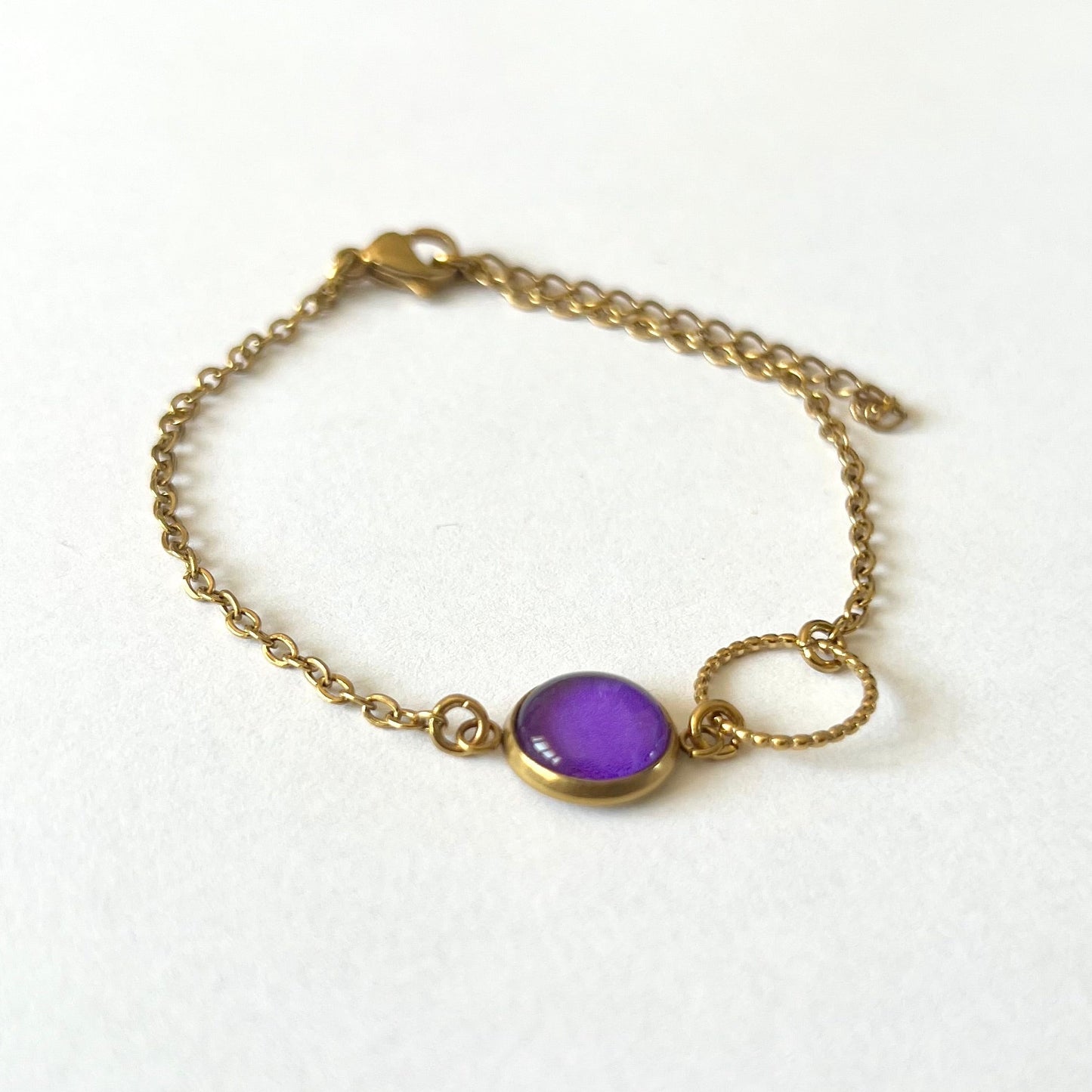 Bracelet fin violet, anneau ciselé, finition dorée ou argentée