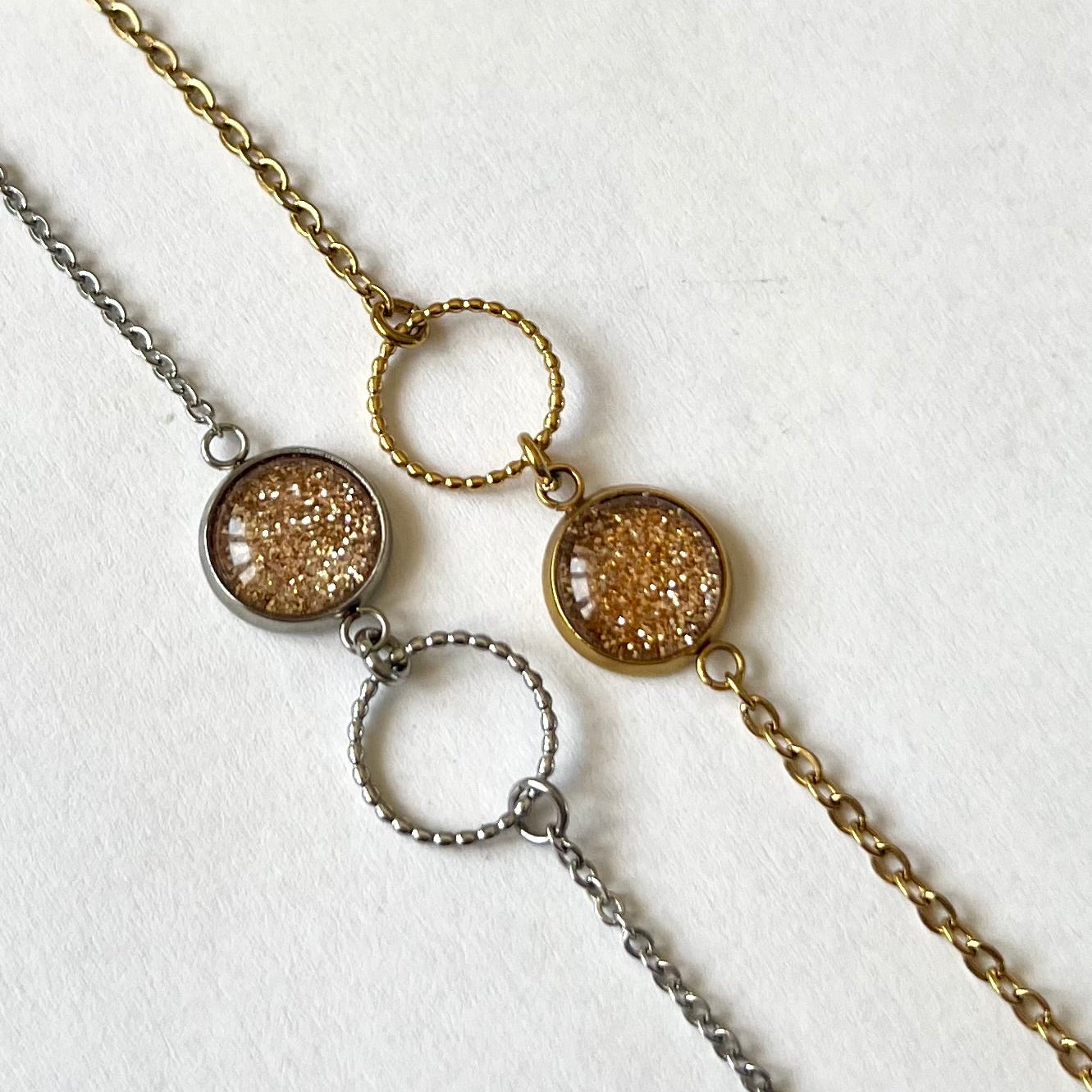 Bracelet fin Paillettes Dorées, anneau ciselé, finition dorée ou argentée