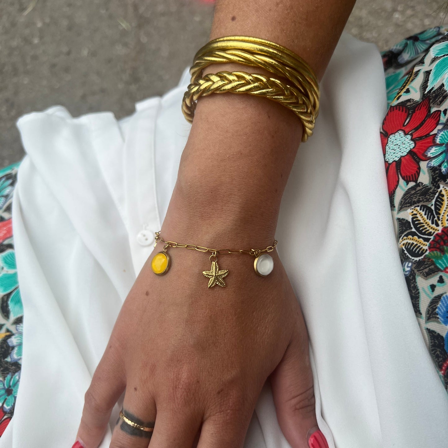 Bracelet breloques jaune beige et brun