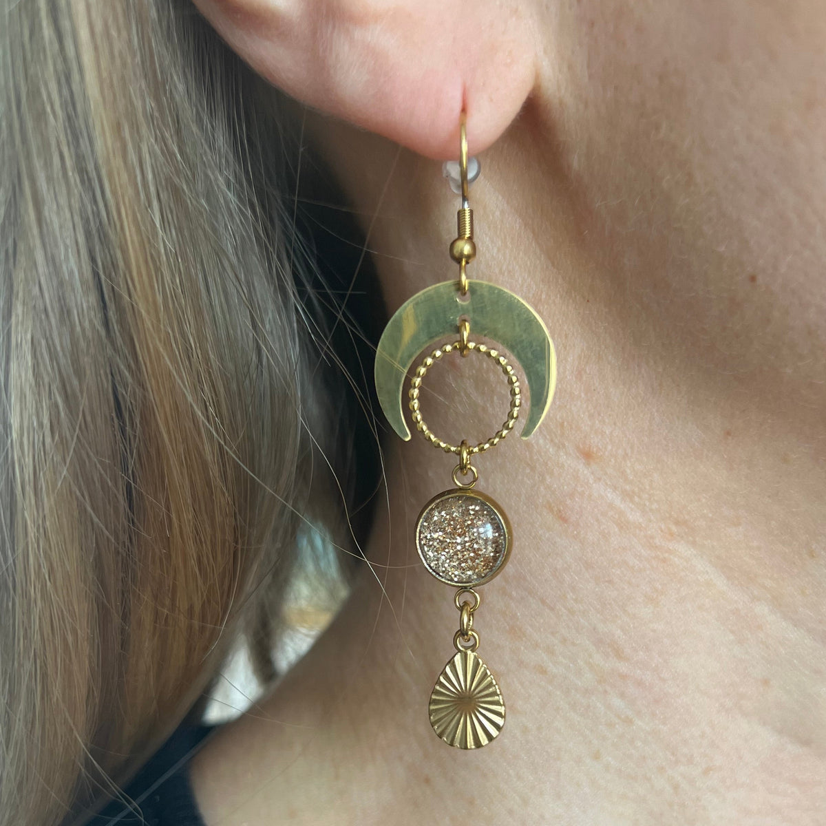 Boucles d'oreilles asymétriques lunes paillettes dorées