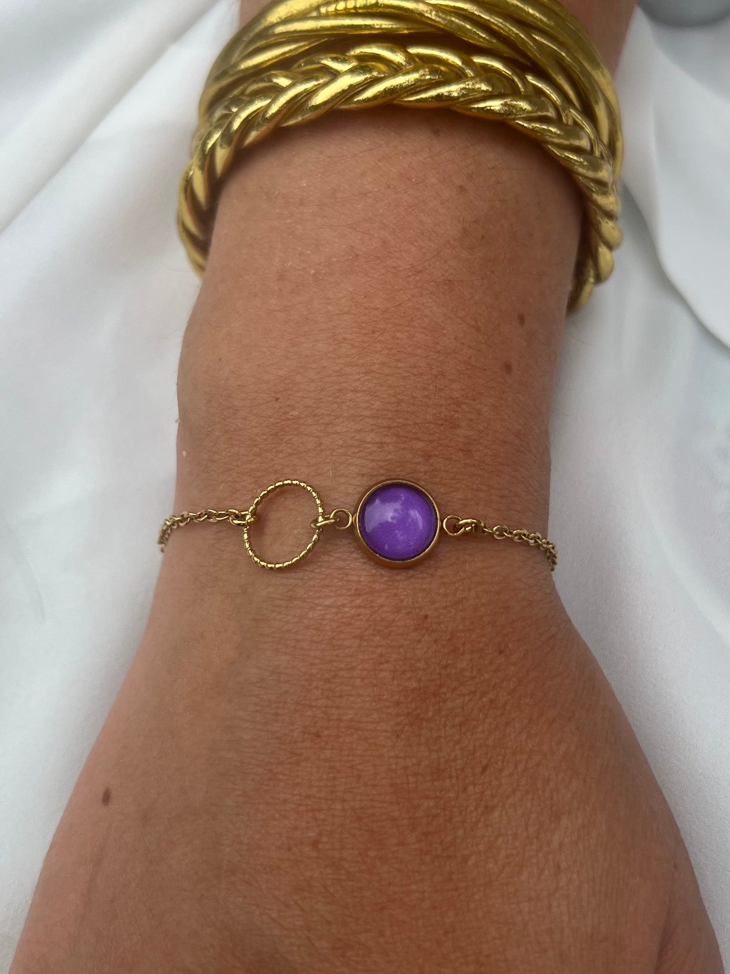 Bracelet fin violet, anneau ciselé, finition dorée ou argentée