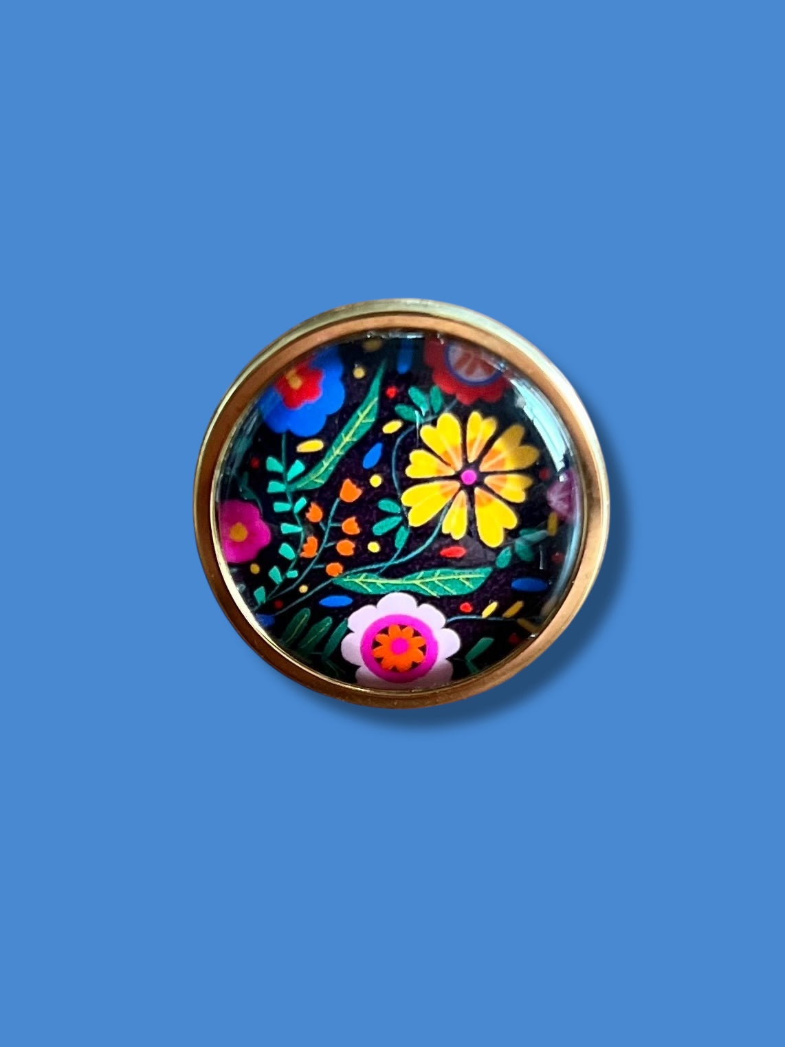 Bague motif floral coloré sur fond noir finition dorée ou argentée