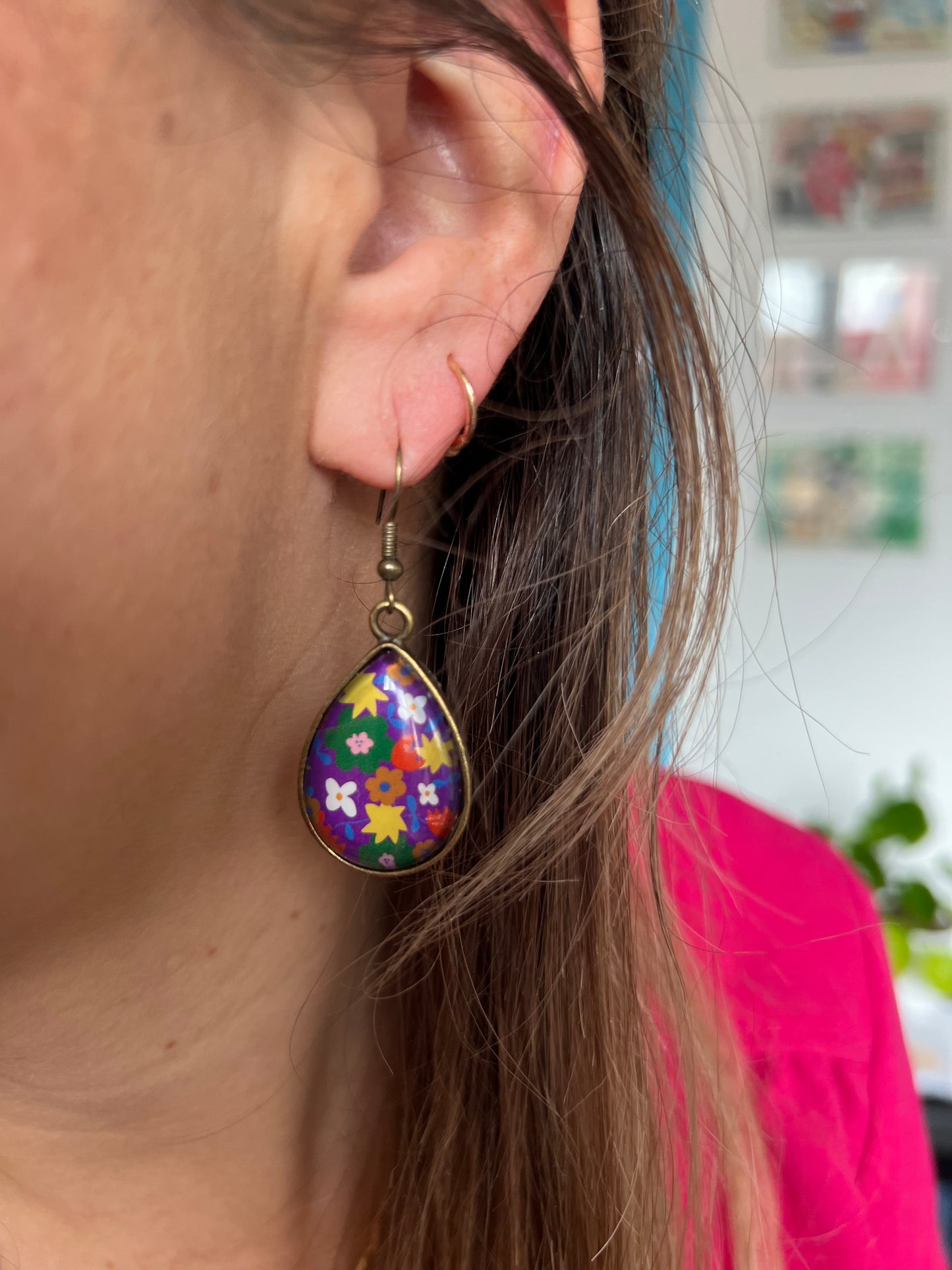 Boucles d'Oreilles Gouttes fleurs multicolores fond violet