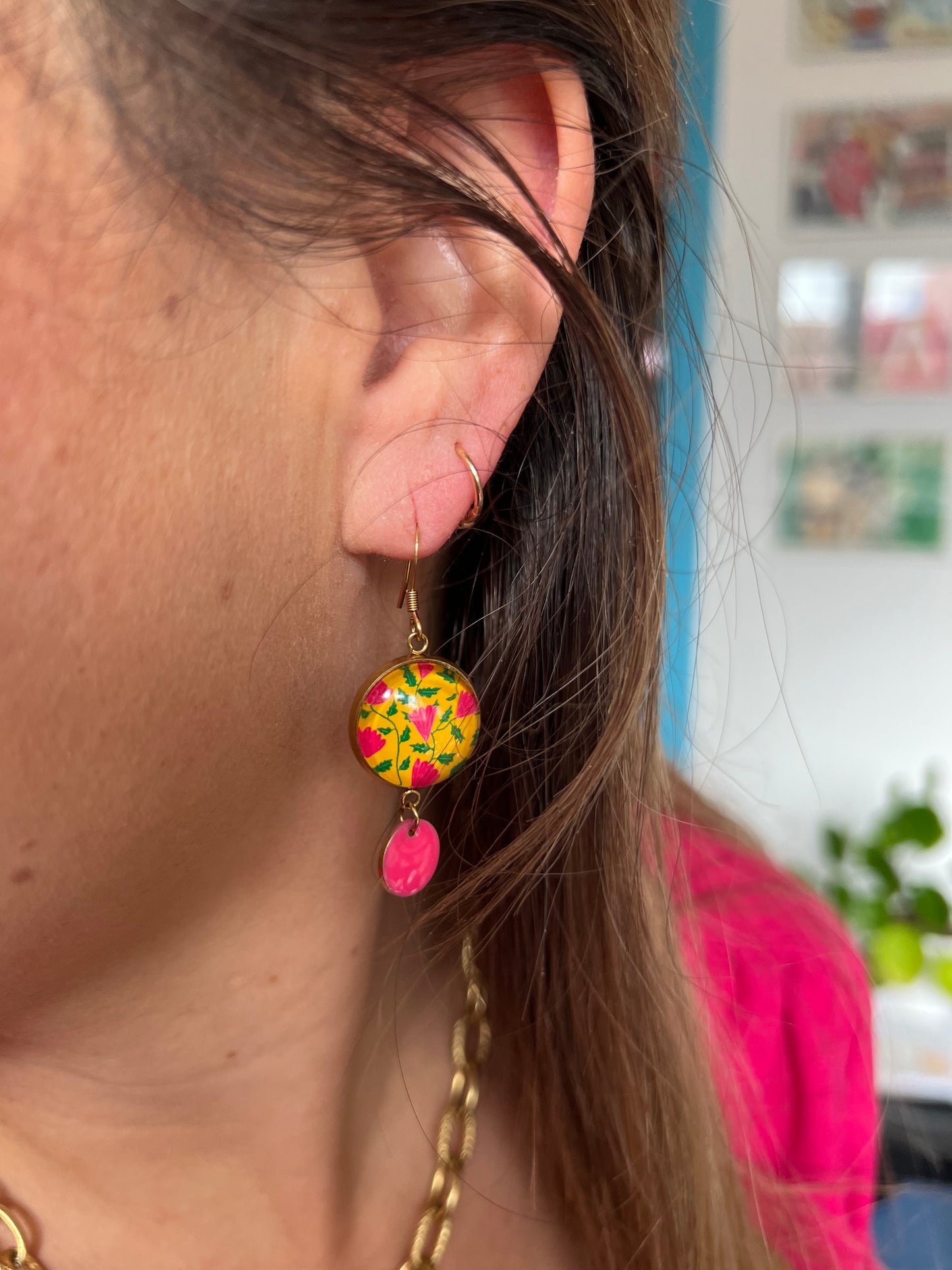 Boucles d'Oreilles Petites Fleurs Roses sur fond Jaune