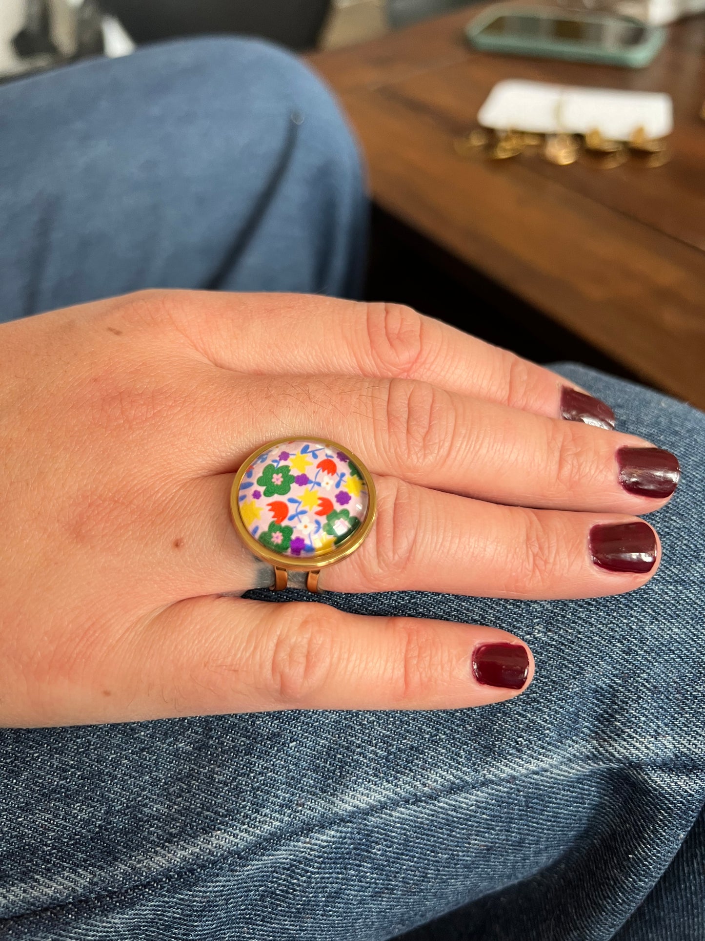 Bague Fleurs multicolores fond rose clair